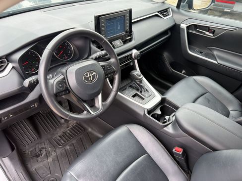 Used 2021 Toyota RAV4 XLE Premium FWD image 4