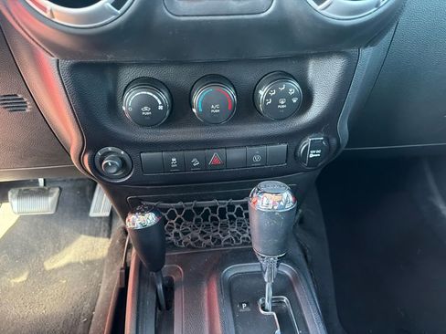 Used 2015 Jeep Wrangler Unlimited Sahara AWD/4WD image 27
