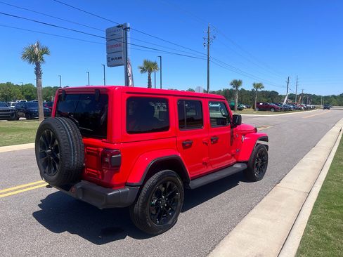 Certified 2025 Jeep Wrangler Sahara image 6