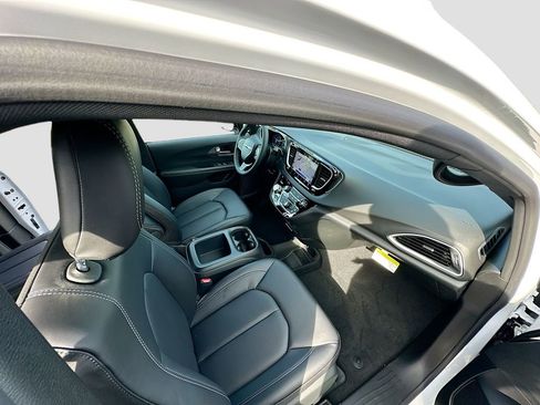 New 2026 Chrysler Voyager LX image 36