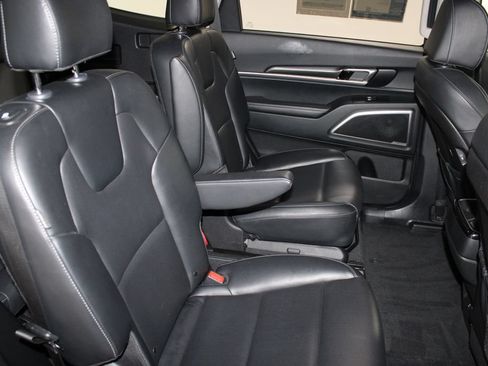 Used 2025 Kia Telluride S FWD image 18