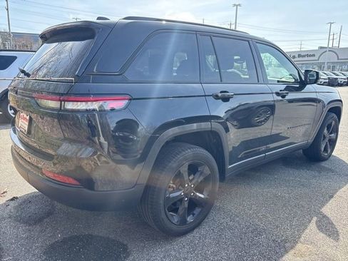 Used 2023 Jeep Grand Cherokee Limited w/ Black Appearance Package image 6