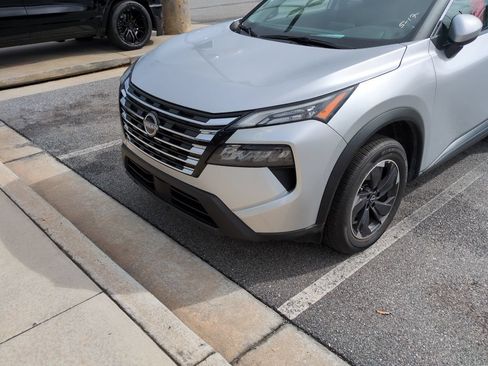 Used 2025 Nissan Rogue SV FWD image 1