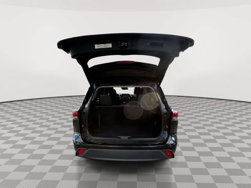 Used 2021 Toyota Highlander XLE AWD/4WD image 21