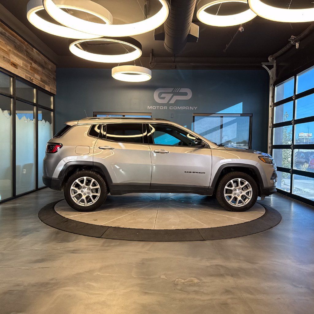 Used 2023 Jeep Compass Latitude AWD/4WD image 2