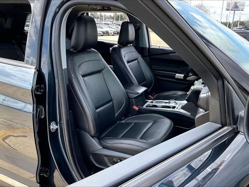 Used 2022 Ford Explorer XLT w/ Equipment Group 202A image 9