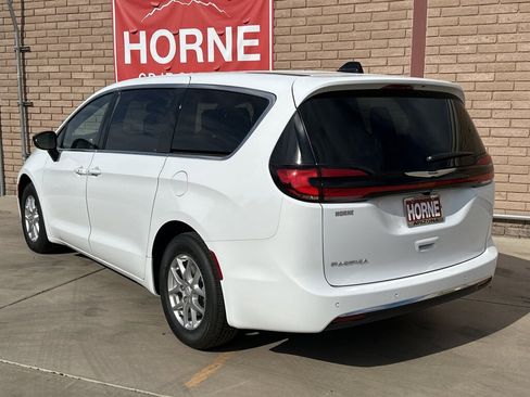 New 2026 Chrysler Pacifica Select image 3