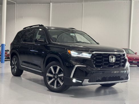 New 2025 Honda Pilot Touring image 2