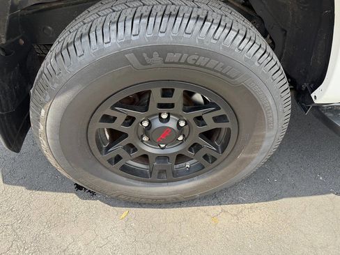 Used 2018 Toyota 4Runner TRD Off-Road Premium AWD/4WD image 40