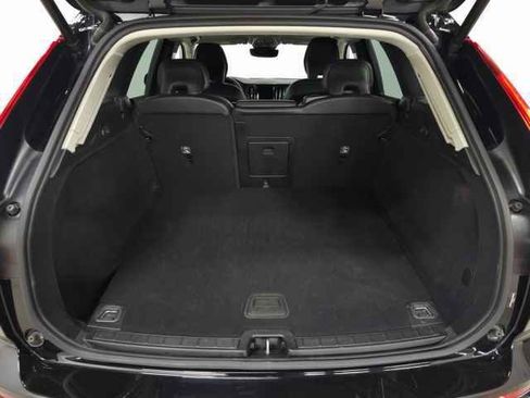 Certified 2025 Volvo XC60 B5 Core image 9