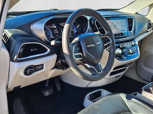 Used 2023 Chrysler Pacifica Touring-L image 9