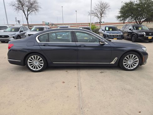 Used 2018 BMW 740i image 2
