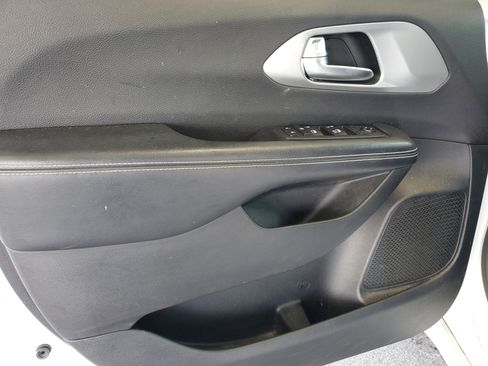 Used 2019 Chrysler Pacifica Touring Plus w/ S Appearance Package FWD image 15