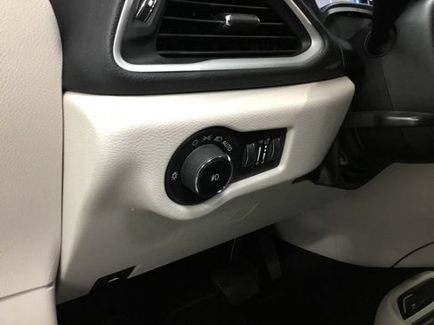 Used 2023 Chrysler Pacifica Touring-L FWD image 9
