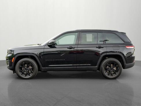 Used 2024 Jeep Grand Cherokee Altitude AWD/4WD image 4