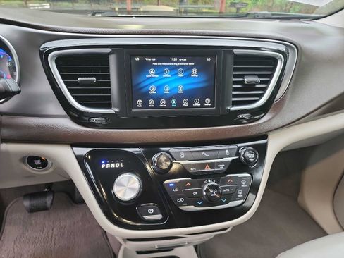 Used 2019 Chrysler Pacifica Touring Plus w/ Tire & Wheel Group image 21