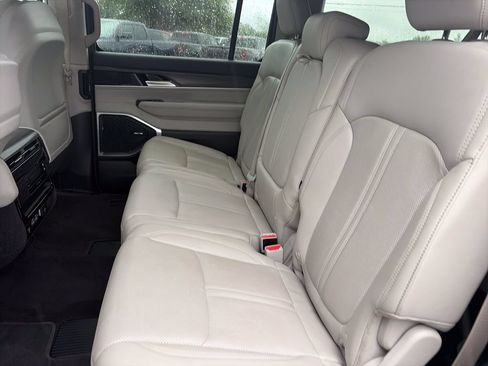 Used 2024 Jeep Wagoneer L Series II RWD image 28