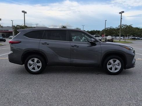 Used 2023 Toyota Highlander L FWD image 3