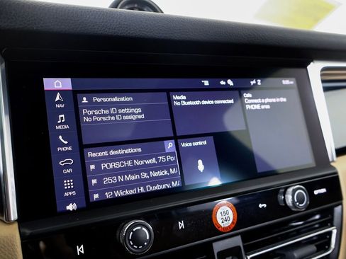 Certified 2025 Porsche Macan AWD/4WD image 18