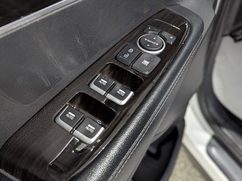 Used 2020 Kia Sorento LX image 10