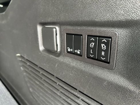 Used 2023 Chevrolet Suburban Premier image 20