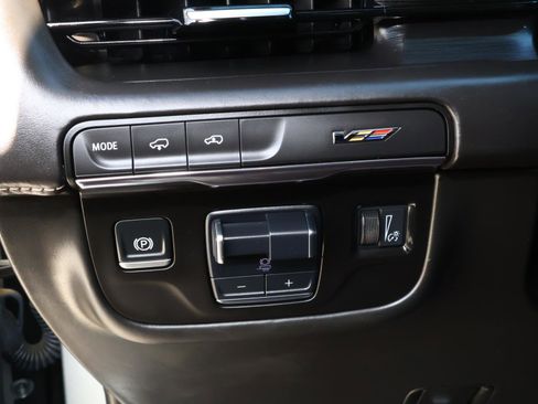 Used 2024 Cadillac Escalade V w/ LPO, ONYX Package image 31