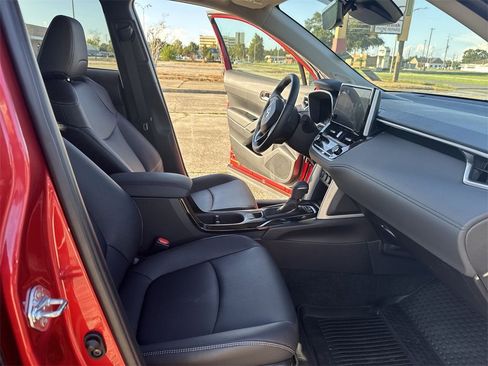 Used 2025 Toyota Corolla Cross XLE image 31