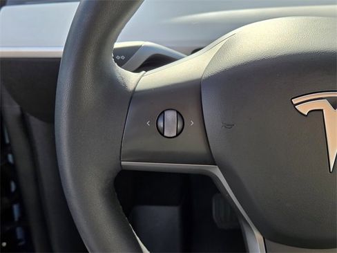 Used 2022 Tesla Model Y Long Range image 18