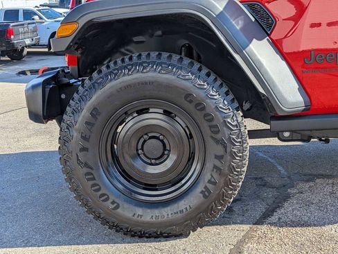 Used 2025 Jeep Wrangler Willys image 24