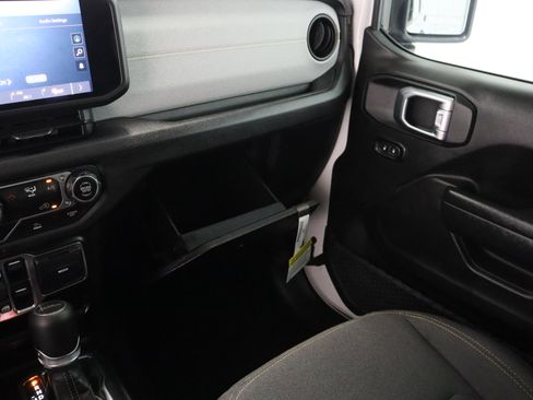 Used 2025 Jeep Gladiator Sport image 23