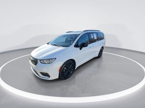 Used 2025 Chrysler Pacifica Limited FWD image 4
