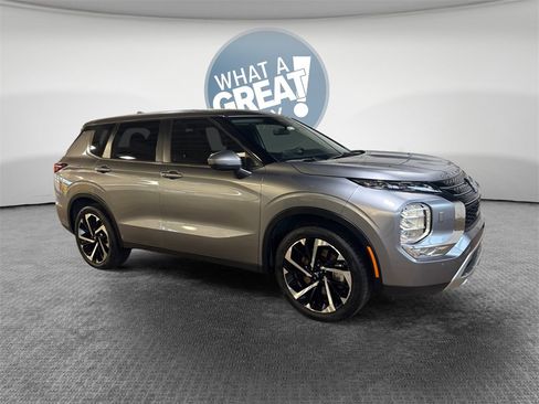 Used 2022 Mitsubishi Outlander SE image 1