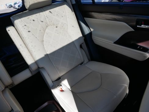 Used 2021 Toyota Highlander Platinum AWD/4WD image 14