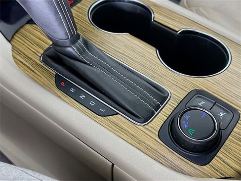 Used 2019 GMC Acadia Denali image 17