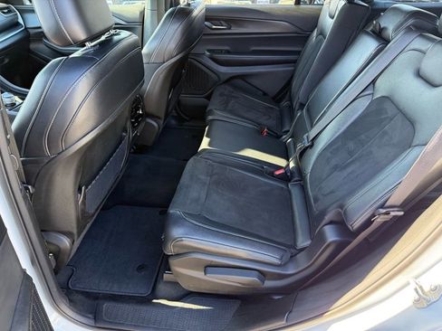 Used 2024 Jeep Grand Cherokee L Laredo image 12