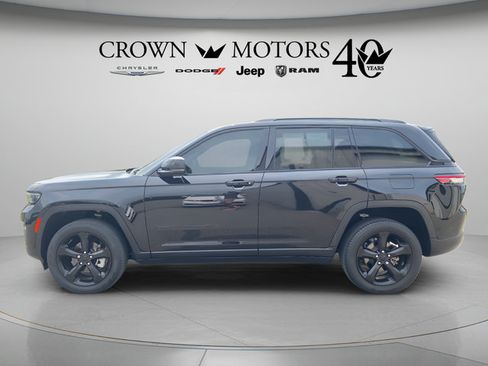 Used 2023 Jeep Grand Cherokee Limited w/ Black Appearance Package AWD/4WD image 8