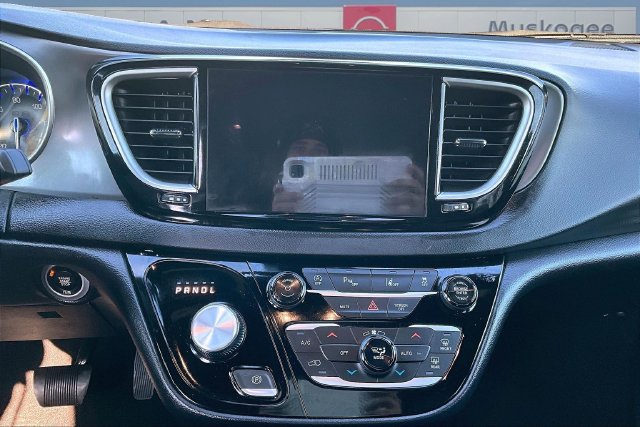 Used 2025 Chrysler Pacifica Select FWD image 9