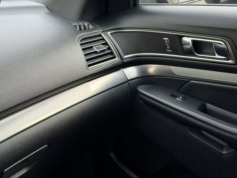 Used 2018 Ford Explorer XLT image 32