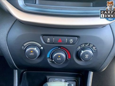 Used 2018 Jeep Cherokee Latitude w/ Altitude Package FWD image 29