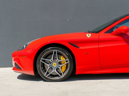 Used 2017 Ferrari California T RWD image 16