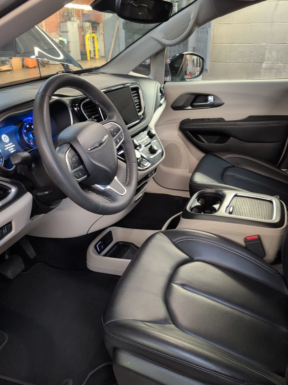 Used 2023 Chrysler Pacifica Touring-L FWD image 18