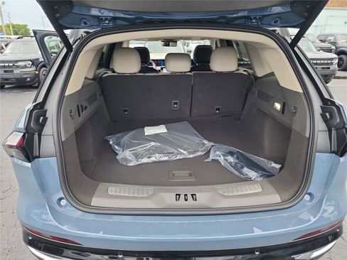 New 2025 Lincoln Nautilus Premier image 17