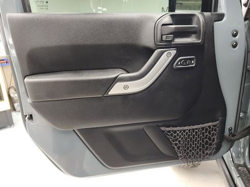 Used 2015 Jeep Wrangler Unlimited Rubicon w/ Connectivity Group image 11