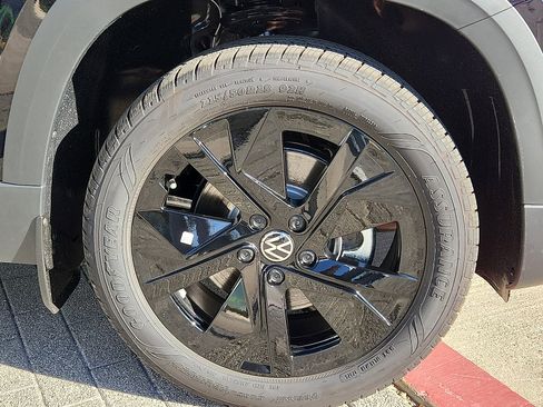 New 2026 Volkswagen Taos SE image 6