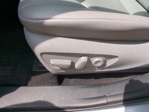 Used 2021 Toyota Highlander XLE AWD/4WD image 11