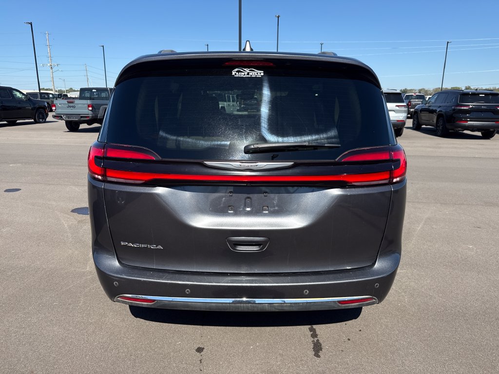 Used 2021 Chrysler Pacifica Touring-L FWD image 4