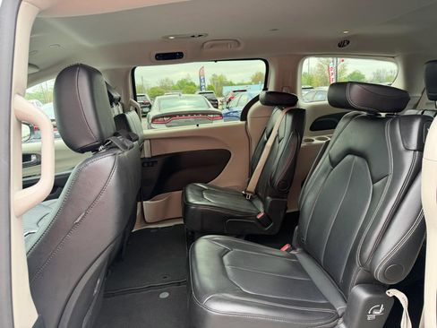 Used 2024 Chrysler Pacifica Touring-L FWD image 16