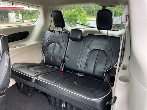 Used 2023 Chrysler Pacifica Limited image 28