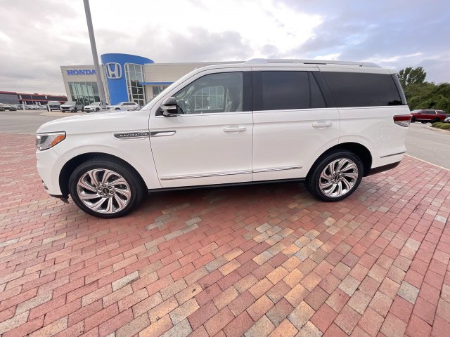 Used 2024 Lincoln Navigator Premiere AWD/4WD image 31