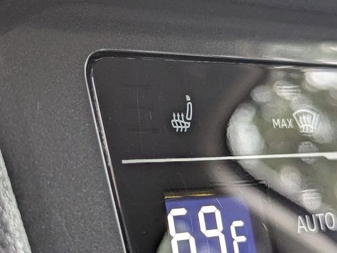 Certified 2024 Volkswagen Tiguan SE image 21